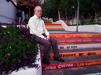 John Curran en escaleras